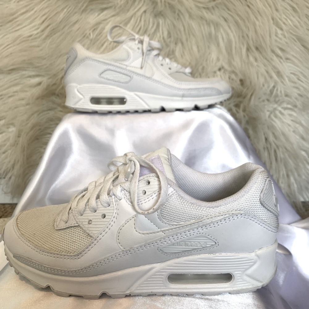 Near perfect condition - only worn twice! Nike AirMax 90